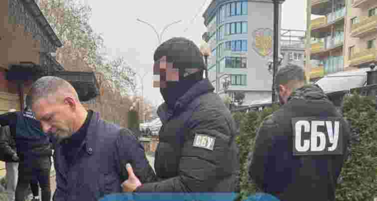 У центрі Ужгорода затримали прикордонника під час отримання $6 тис. від переправників ухилянтів