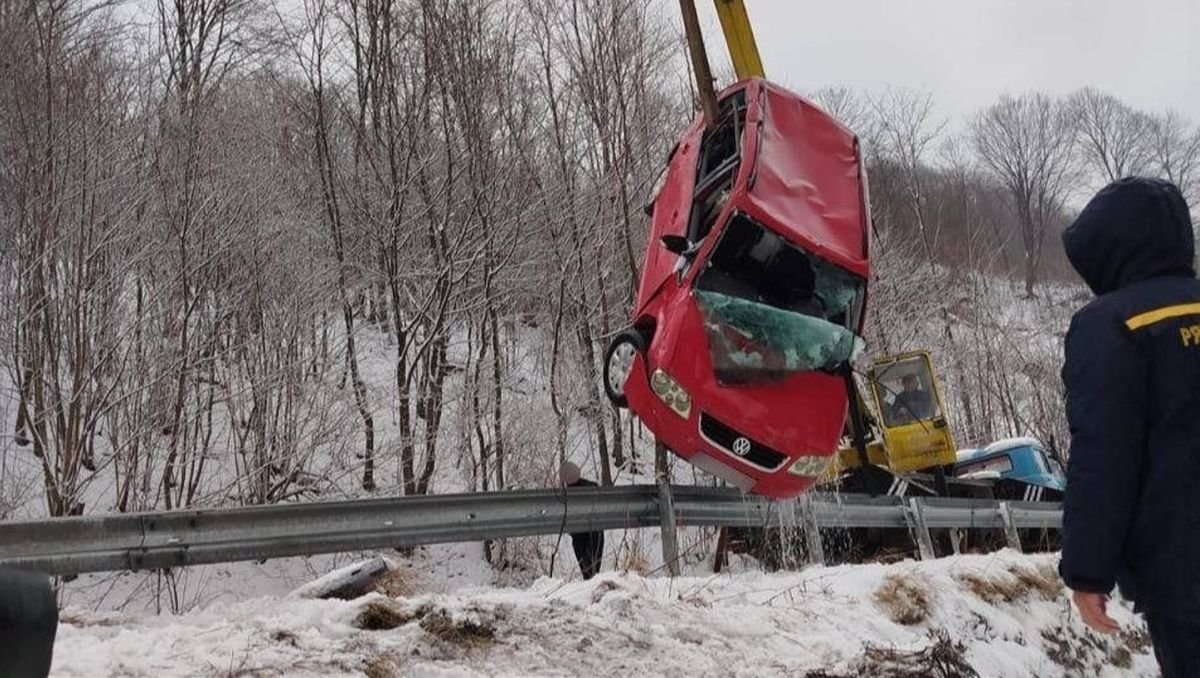 У горах на Закарпатті Volkswagen упав у річку, загинула 35-річна пасажирка