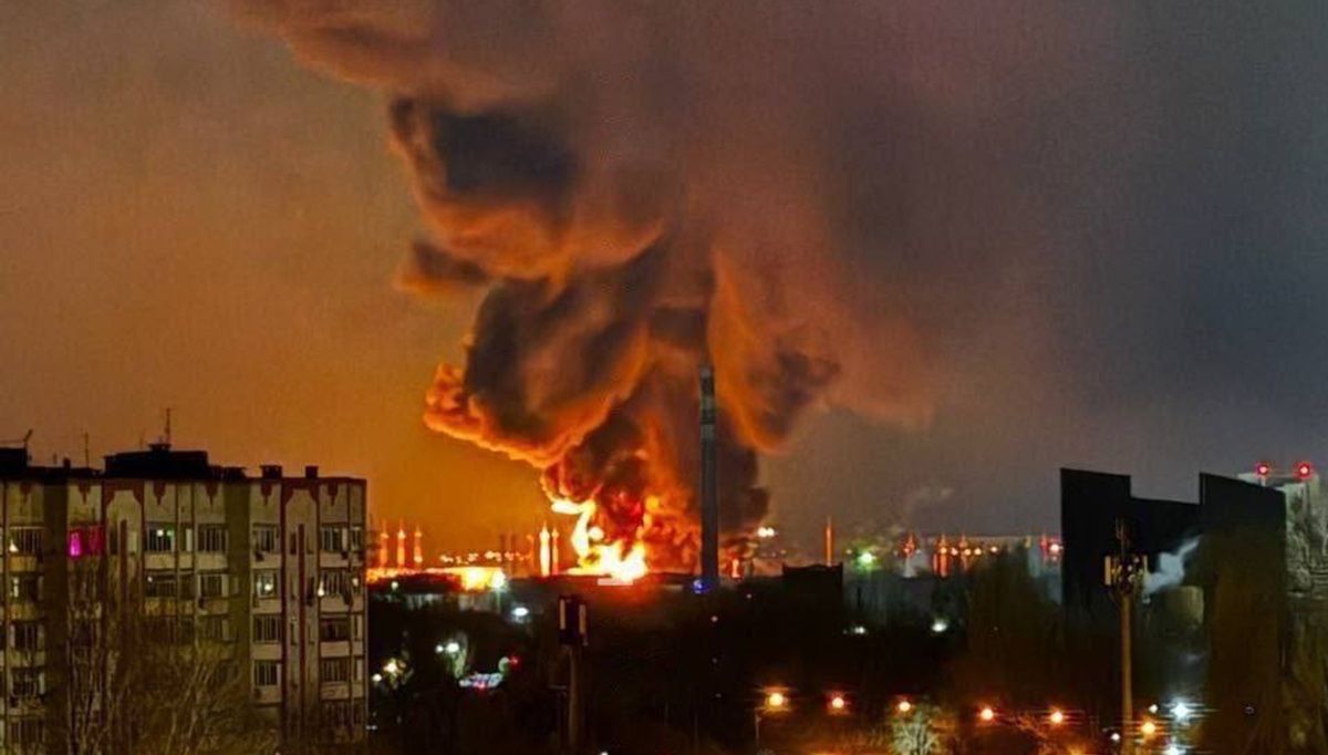 Безпілотники масовано атакували Енгельс, спалахнула пожежа на нафтобазі