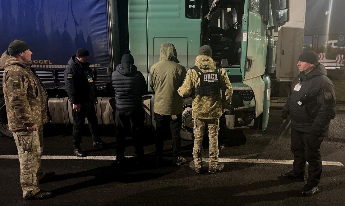 34-річний ухилянт обклався грілками і заховався під фуру, щоб виїхати до Польщі