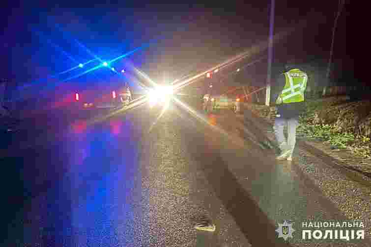Водій ВАЗ переїхав 50-річного жителя Хмельниччини, який сидів на дорозі