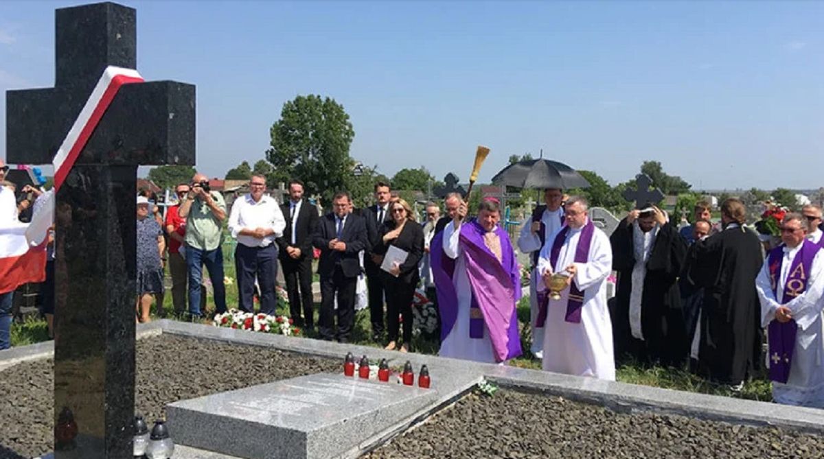 Україна надала перші дозволи на ексгумацію жертв Волинської трагедії