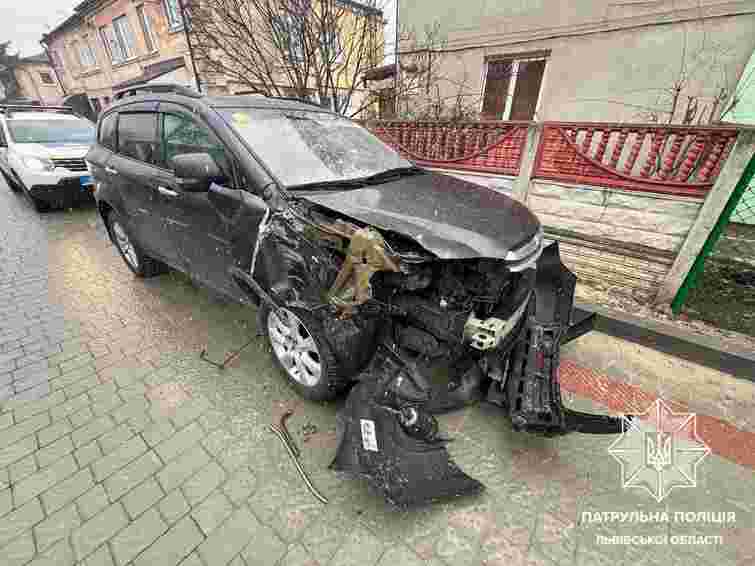 На Левандівці пʼяний водій Subaru вʼїхав у паркан і втік