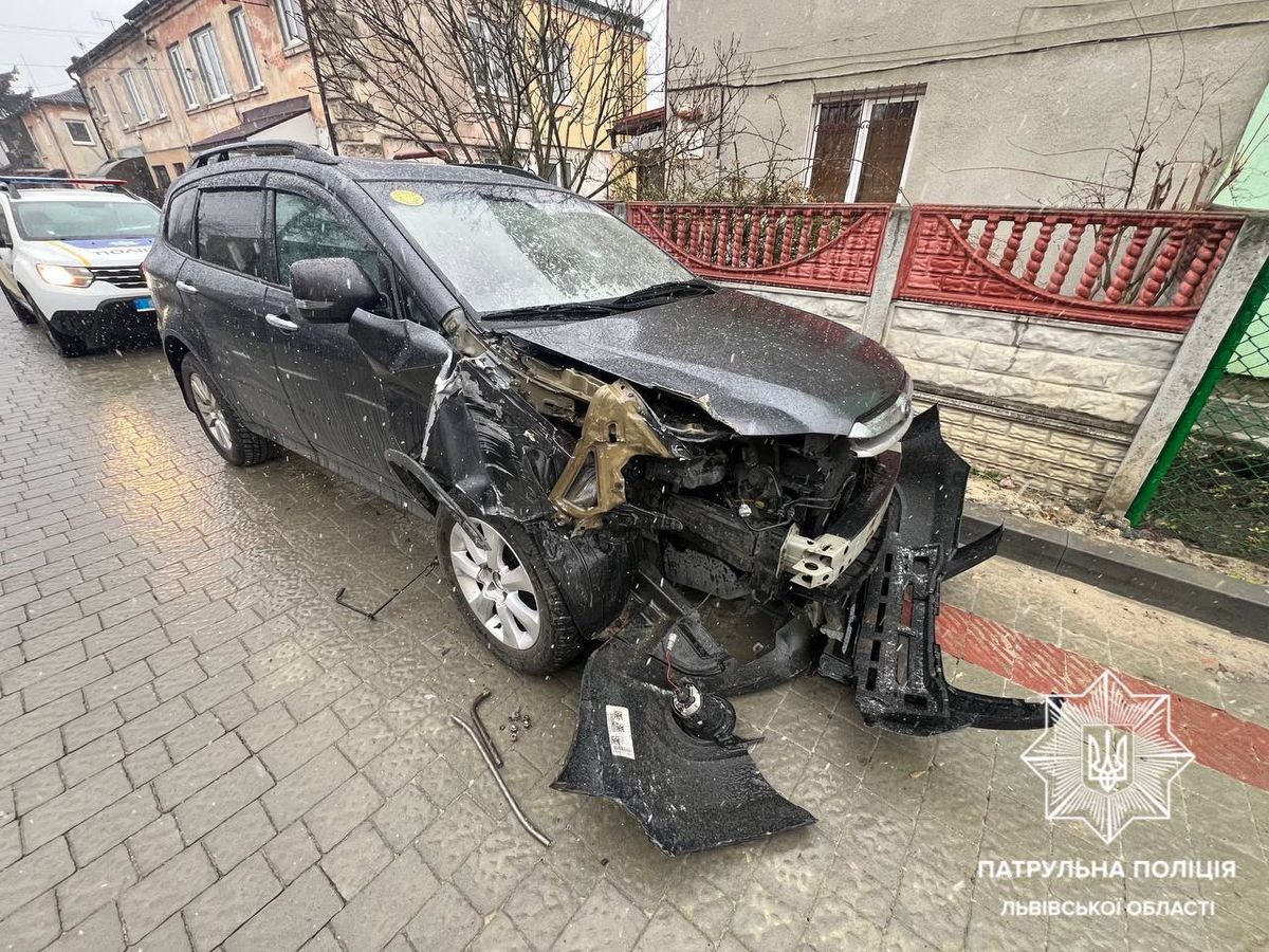 На Левандівці пʼяний водій Subaru вʼїхав у паркан і втік
