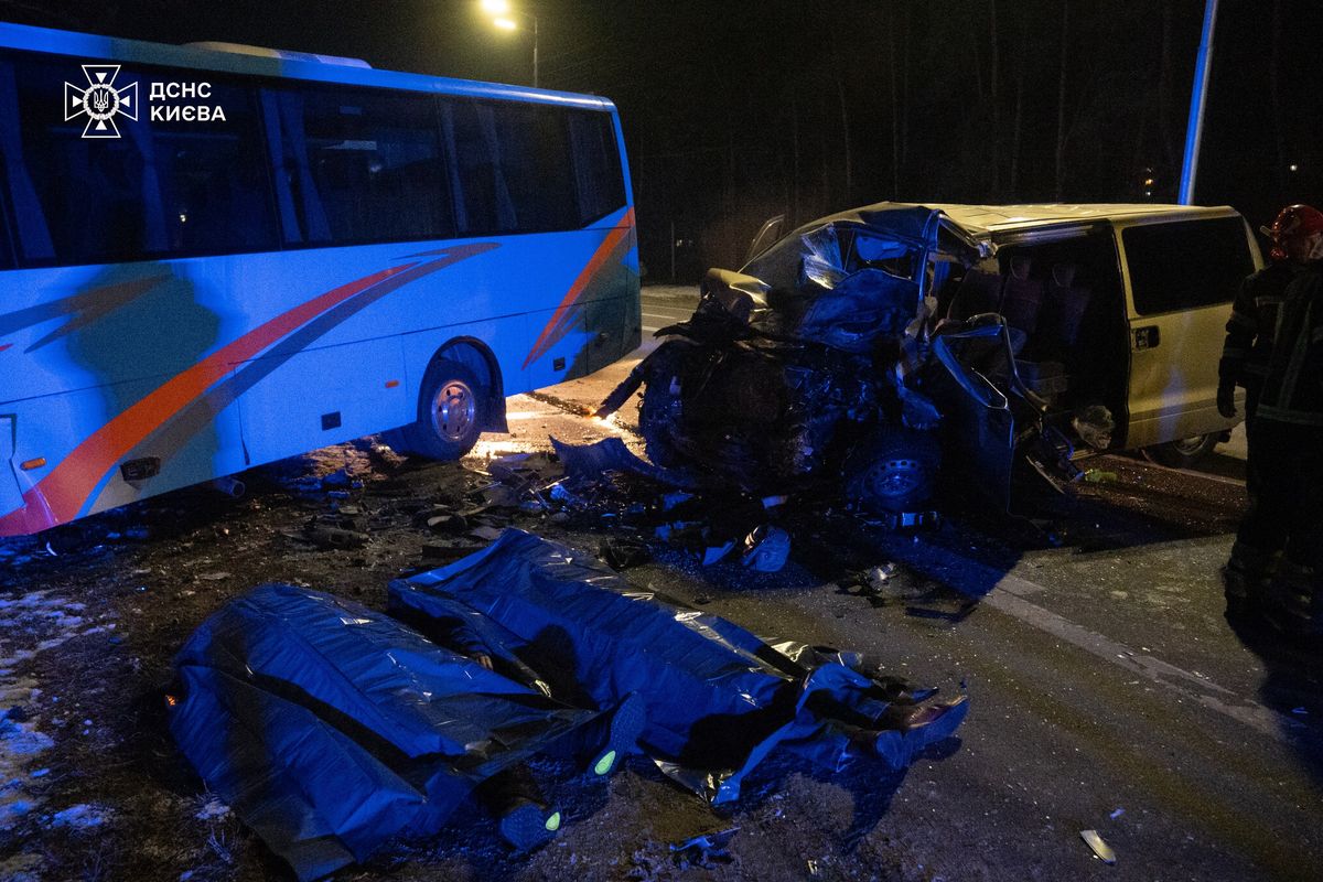 Під Києвом мінівен зіткнувся з автобусом, є загиблі та поранені