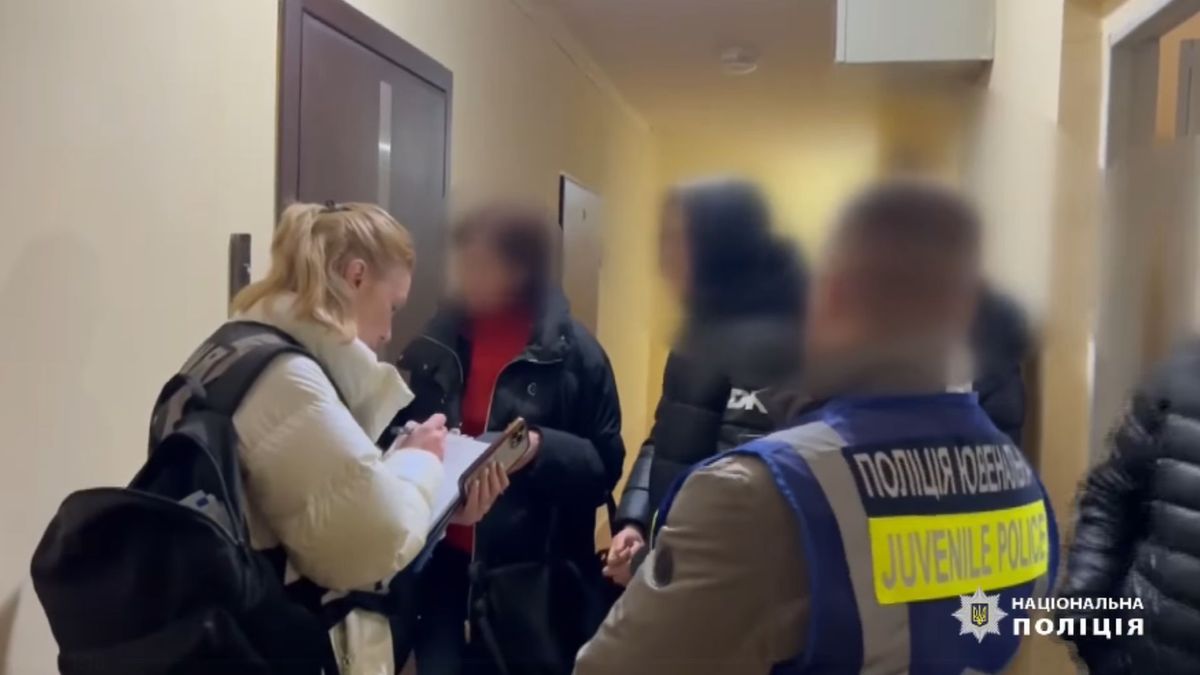 Поліція провела обшуки у підлітків, які слухали російську музику в центрі Києва