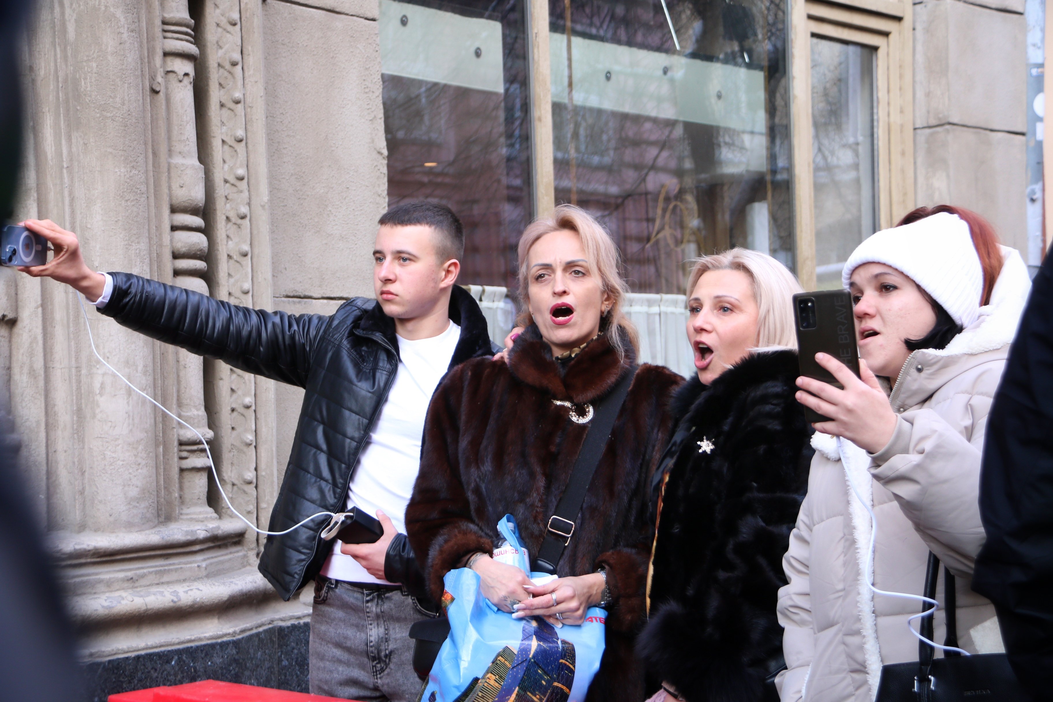 Прихильники В'ячеслава Зінченка під судом скандують «На волю». Фото ZAXID.NET