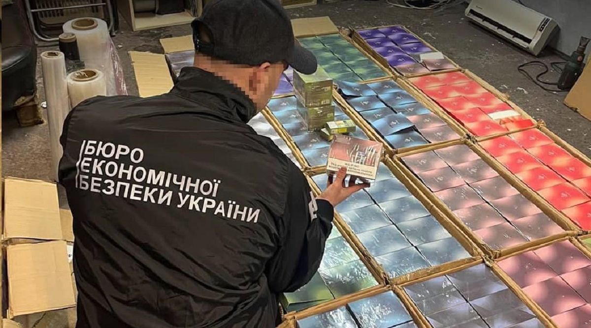 На Львівщині викрили канал контрабанди електронних сигарет на 3,3 млн грн