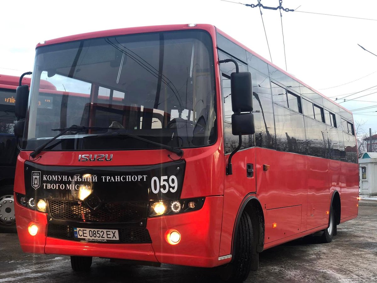 У Чернівцях почали курсувати чотири нові автобуси