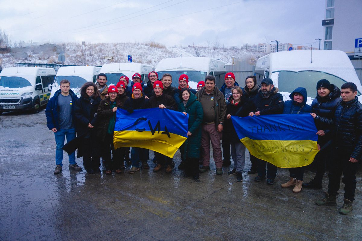 Британські волонтери передали військовим п'ять автомобілів швидкої допомоги