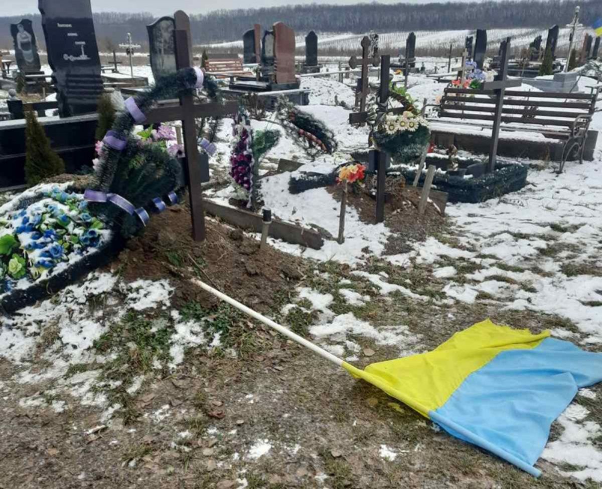 На Буковині жителька села пошкодила флагштоки на могилах загиблих військовослужбовців