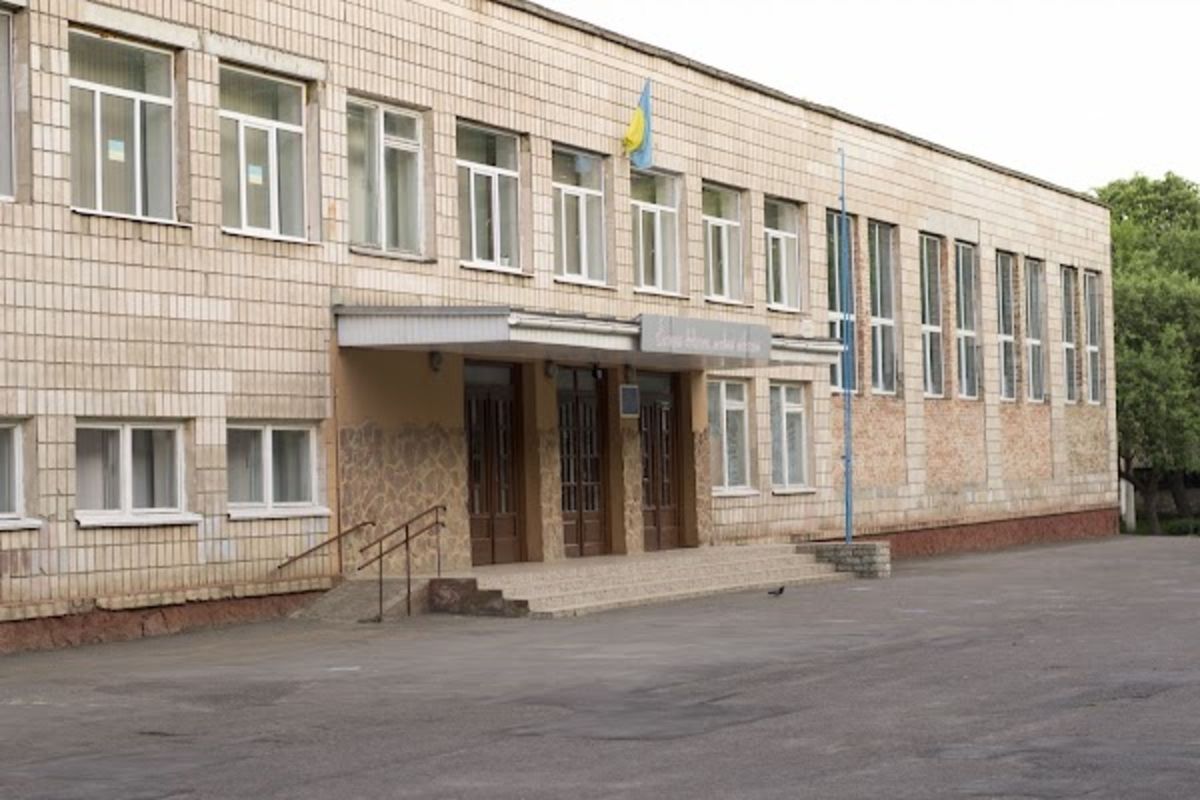 У Рівному поліція перевіряє ліцей №8 через масове отруєння учнів