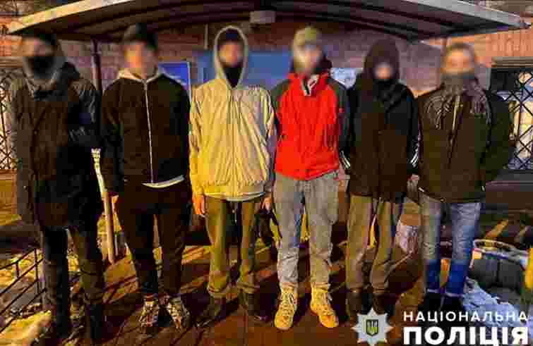 Журналісти назвали прізвища батьків підлітків, які у центрі Києва слухали російську музику