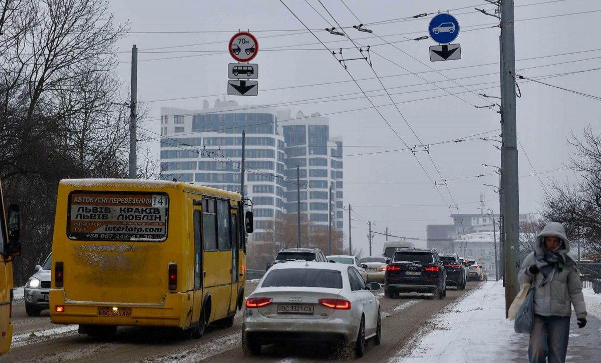 У Львові обмежили рух транспорту аварійним мостом на одній з магістральних вулиць