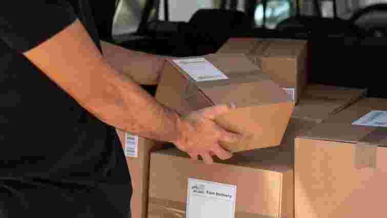 В Україні хочуть стягувати ПДВ з посилок з-за кордону: що це означає для покупців