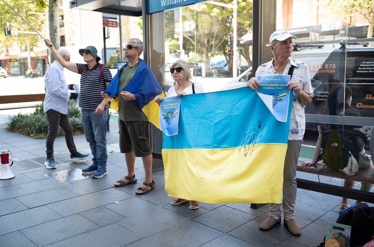 Українці в Австралії провели акцію під німецьким посольством з вимогою надати ракети Taurus