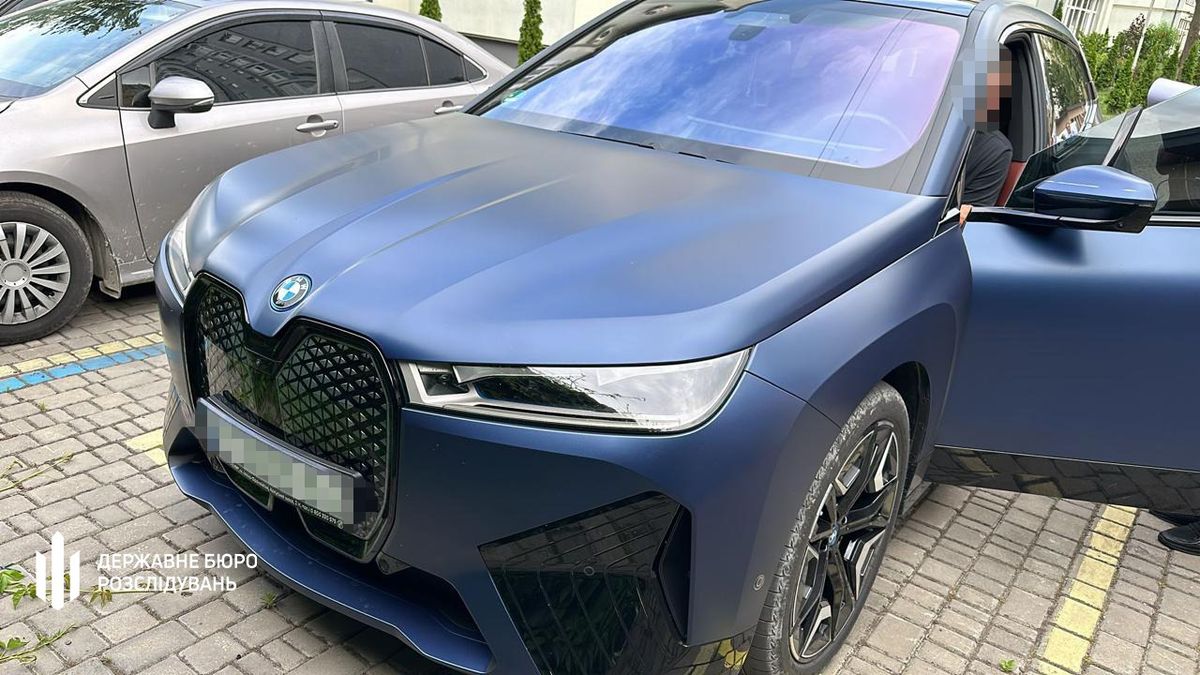 САП просить конфіскувати у начальниці управління податкової Прикарпаття BMW за 2,8 млн грн