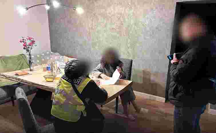 Держслужбовицю і представницю благодійного фонду затримали у Львові за втечу ухилянтів