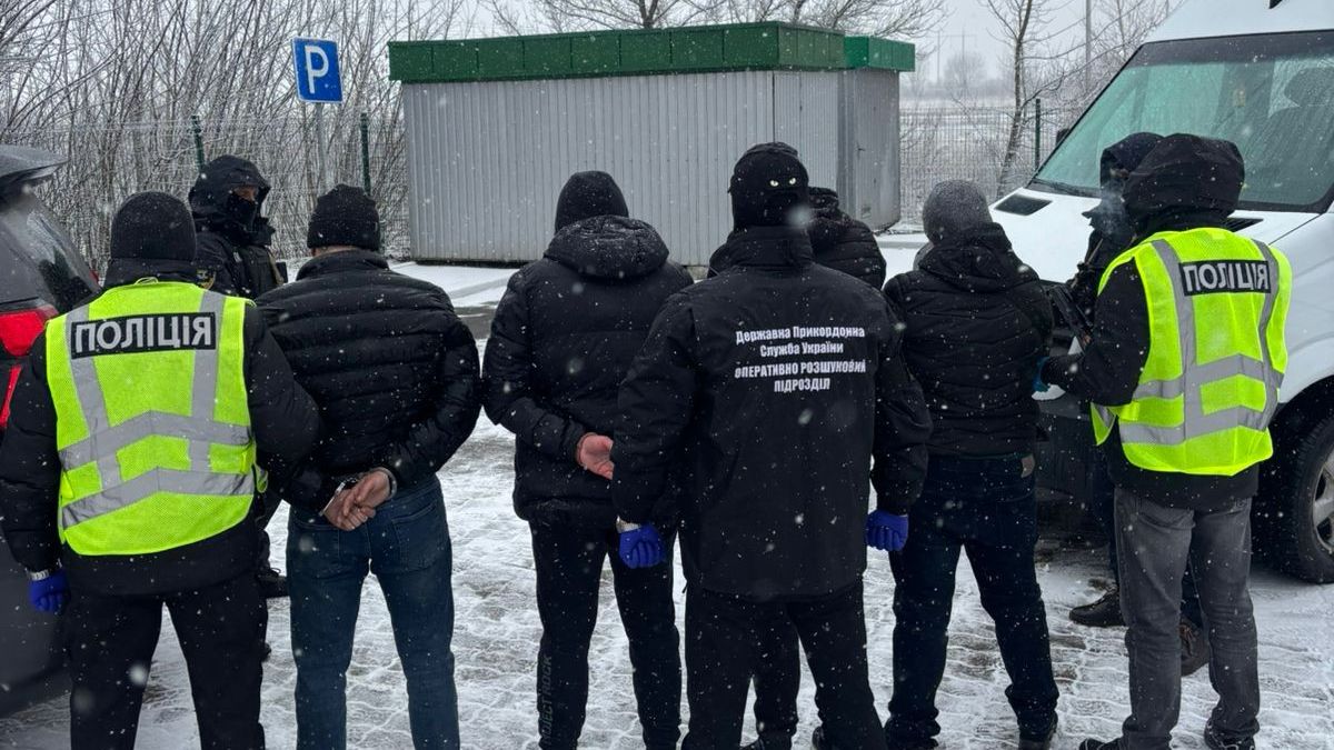 Поліція провела обшуки у підозрюваних в переправі ухилянтів у трьох прикордонних областях