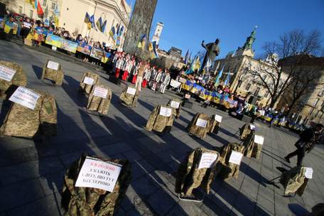 Родичі військовополонених у центрі Львова провели акцію з порожніми стільцями
