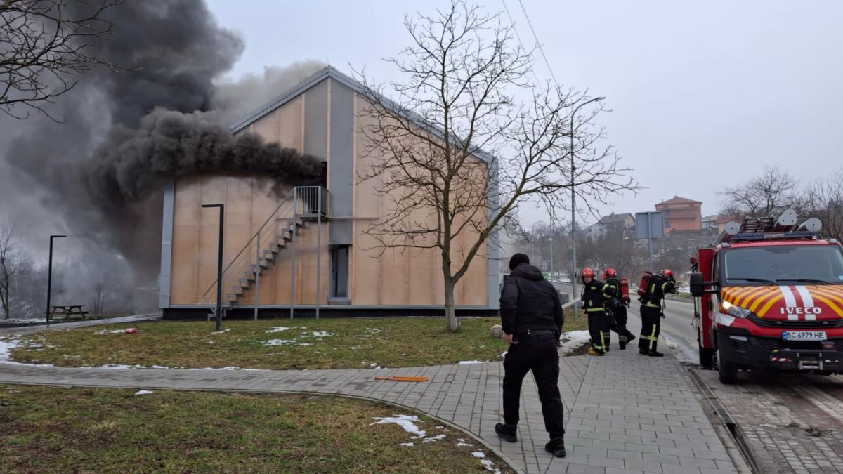 У Львові виникла пожежа у модульному будинку для переселенців