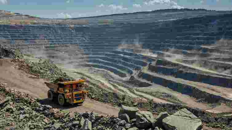 Власник та директорка австрійської компанії допомагали Росії вивозити титан з України