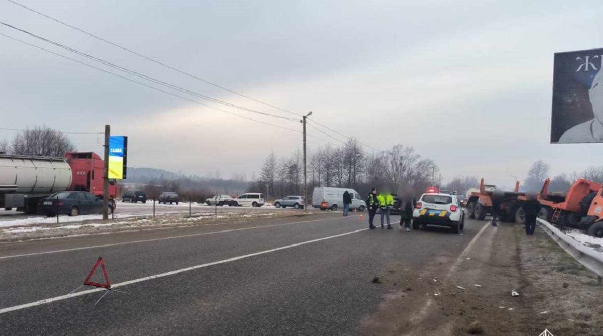 Траса до кордону на Львівщині повністю перекрита через потрійну ДТП