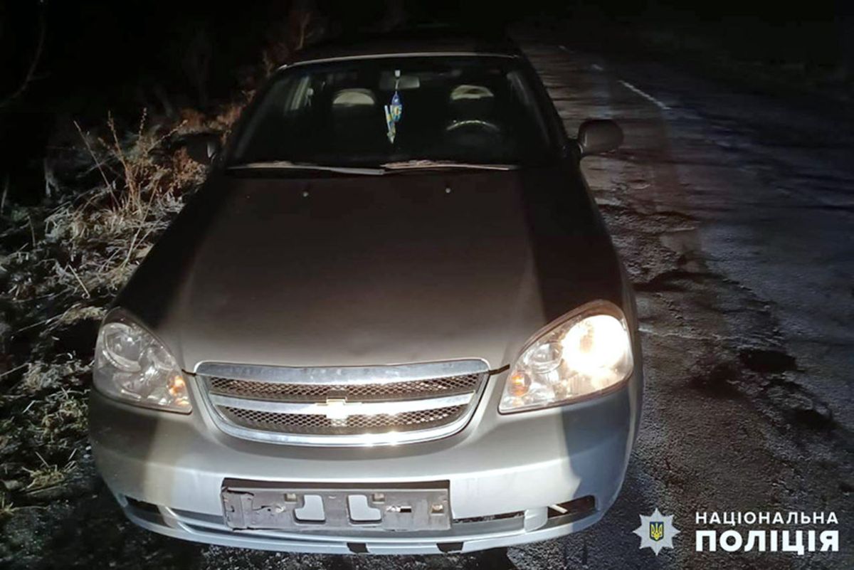 На Хмельниччині пʼяний водій переїхав лежачого на дорозі чоловіка та втік