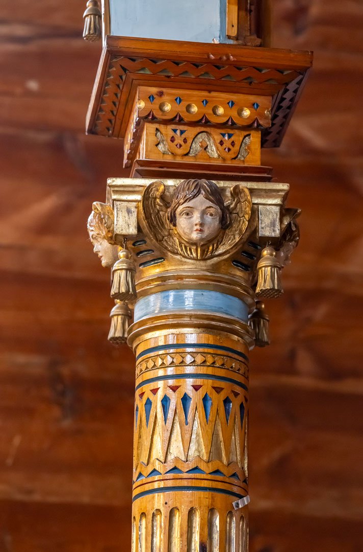 Різьблені англелики на колонах