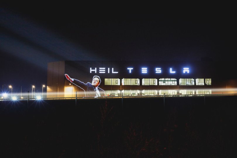 Активісти показали нацистське привітання Маска на стінах заводу Tesla