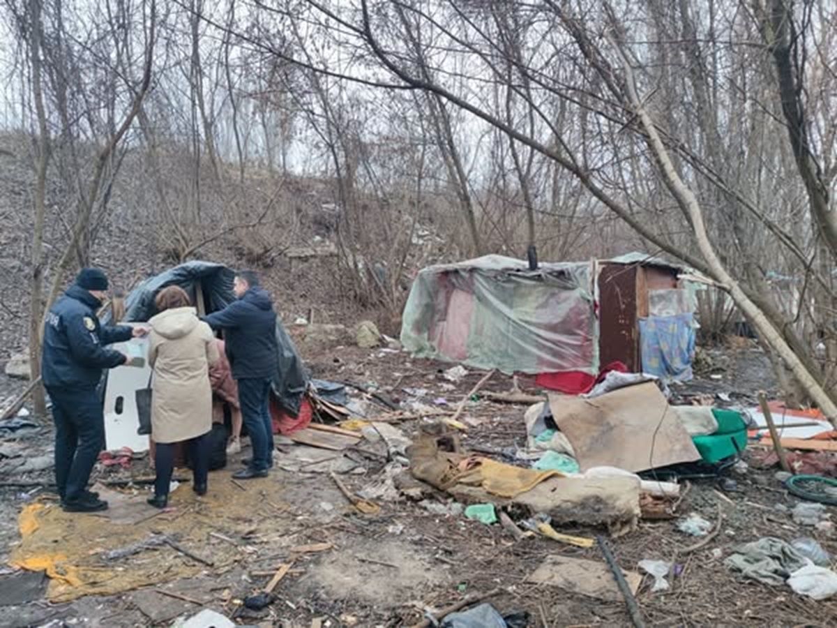 На околиці Тернополя в посадці виявили багатодітну сім'ю, яка жила в наметах