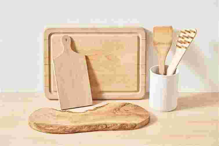 Прослужать довгі роки: як правильно доглядати за кухонними дошками
