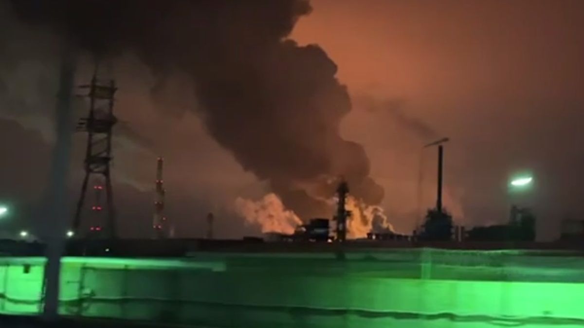 Під масовану атаку безпілотників у Росії потрапили об'єкти нафтової та енергетичної галузі