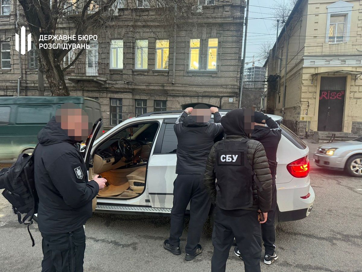 ДБР затримало у Дніпрі адвоката, який за 12 тис. доларів допомагав уникнути мобілізації