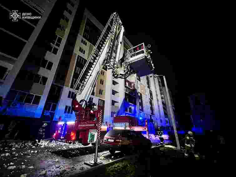 На Київщині російські дрони пошкодили житлову дев'ятиповерхівку