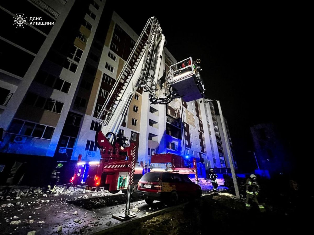 На Київщині російські дрони пошкодили житлову дев'ятиповерхівку