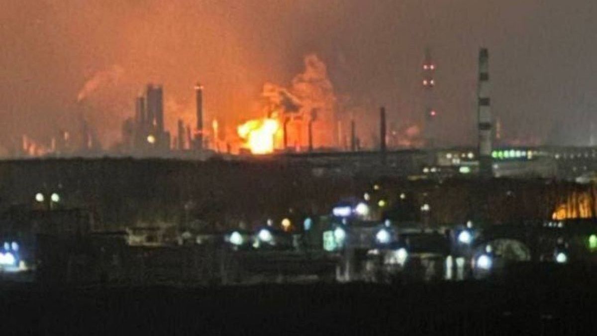 У Рязані безпілотники влучили у нафтопереробний завод, спалахнула пожежа