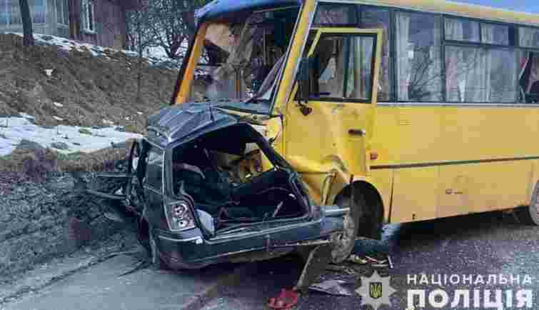 Унаслідок лобового зіткнення легковика з автобусом на Львівщині загинули 4 людини