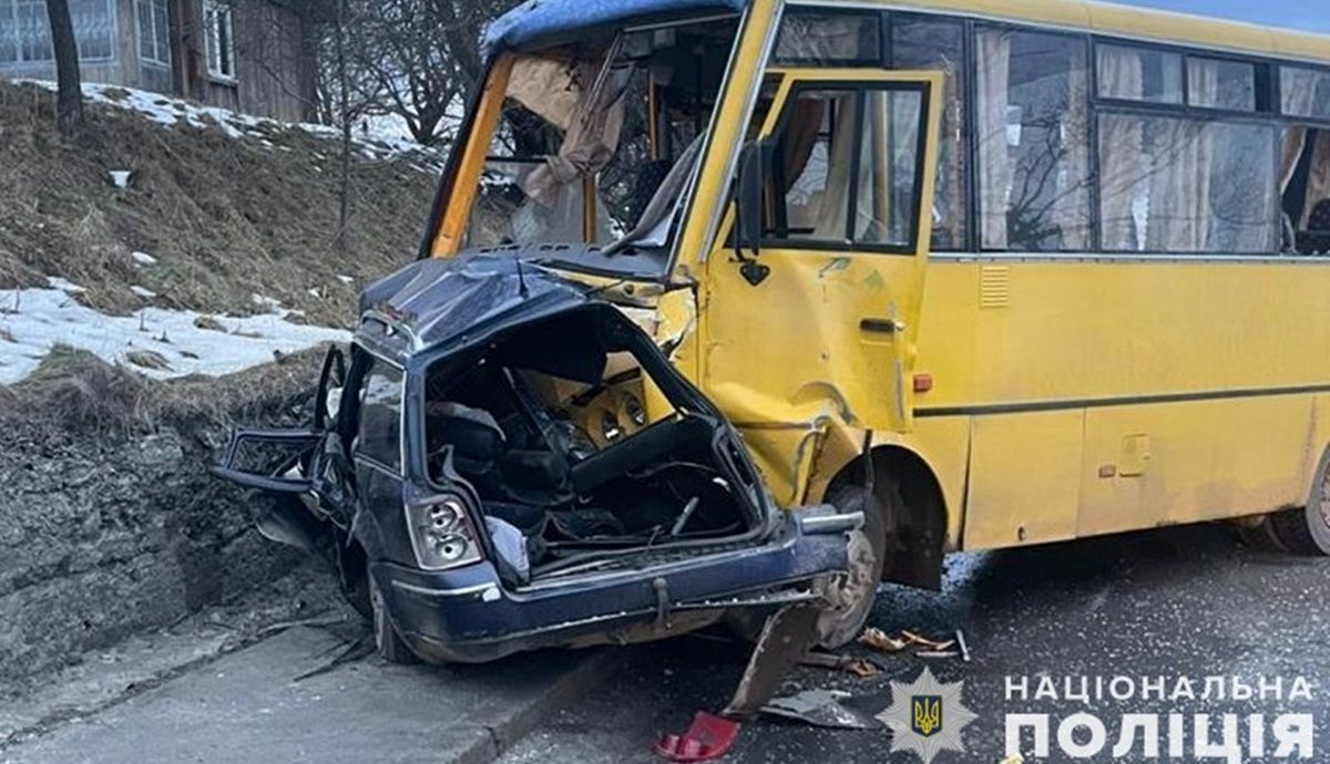 Унаслідок лобового зіткнення легковика з автобусом на Львівщині загинули 4 людини