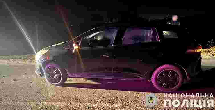 На Львівщині 21-річний водій автомобіля Renault Clio переїхав лежачого на дорозі чоловіка 