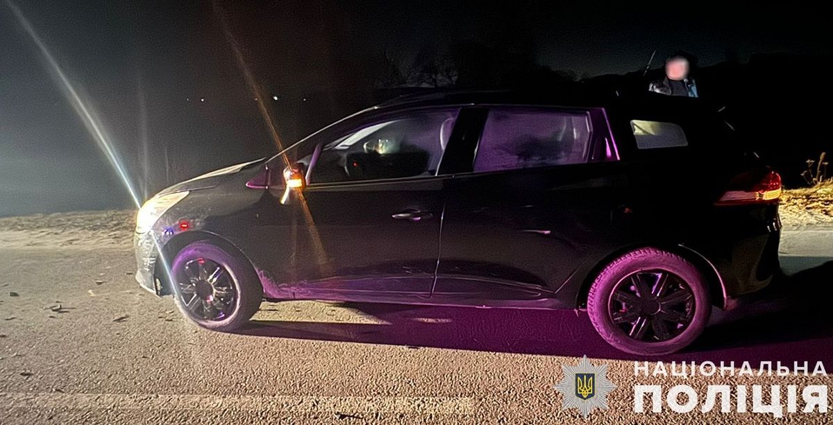 На Львівщині 21-річний водій автомобіля Renault Clio переїхав лежачого на дорозі чоловіка 