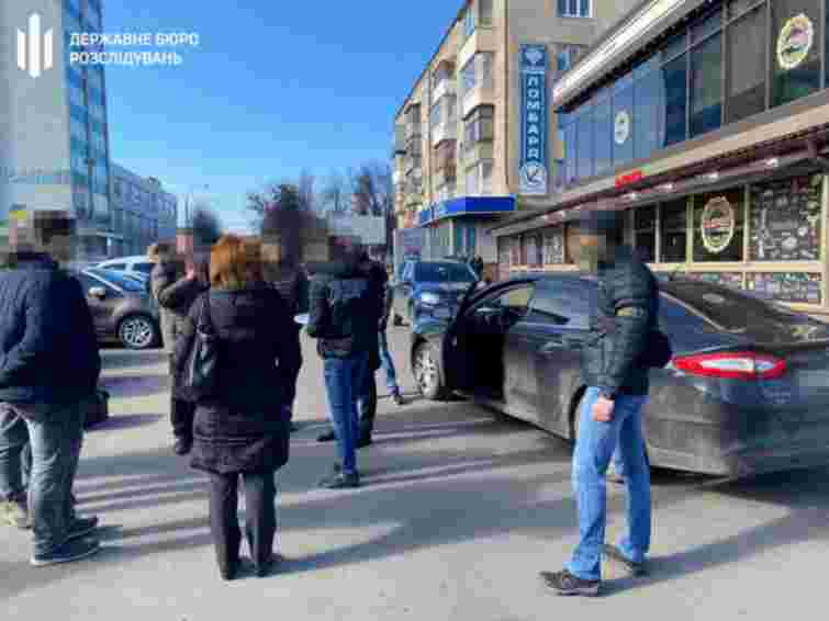 Податківця з Хмельниччини увʼязнили на два роки за хабар у 20 тис. доларів