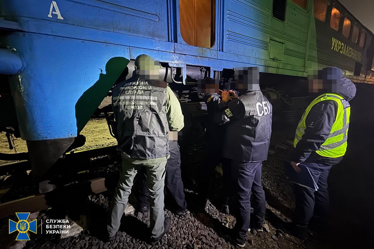 На Волині двох працівників «Укрзалізниці» викрили на переправленні ухилянта за кордон