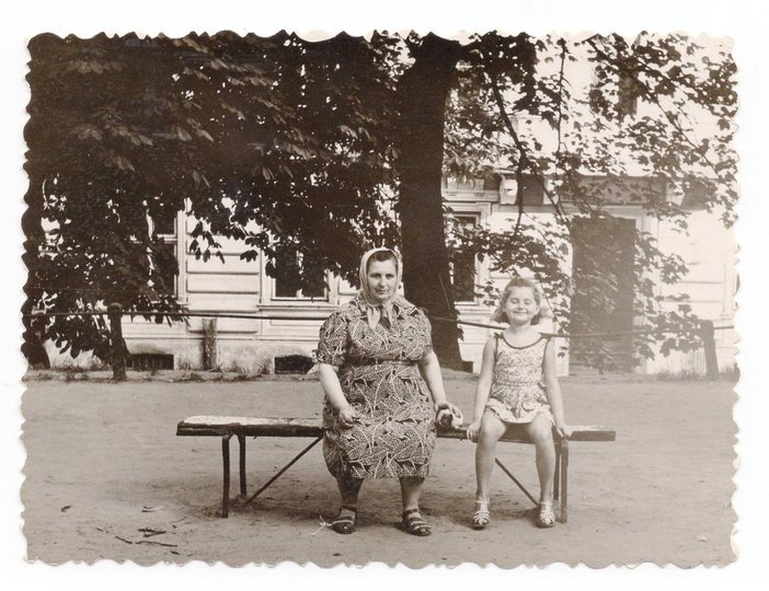 Анна Михальченко з дочкою Кароліни Іриною навпроти будинку, яким колись володіла родина Розенталь