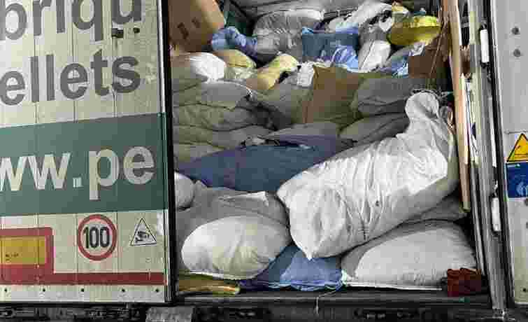 На кордоні з Польщею затримали фуру з контрабандним одягом на 2 млн грн