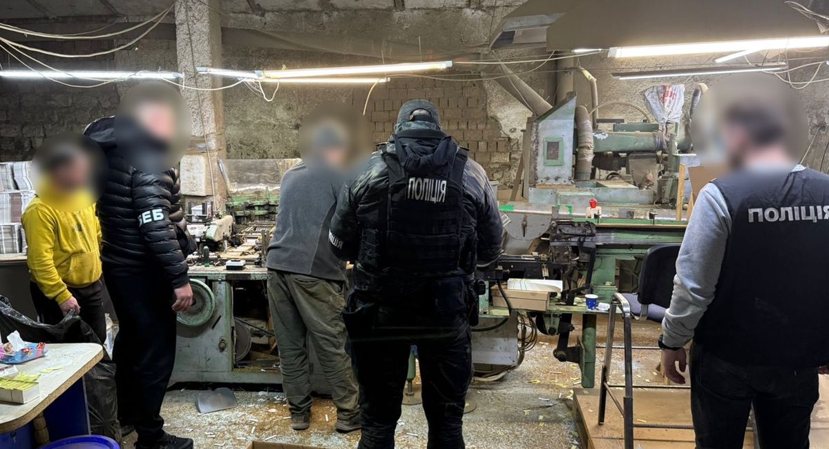 На Буковині викрили підпільну тютюнову фабрику на підробці відомих брендів сигарет