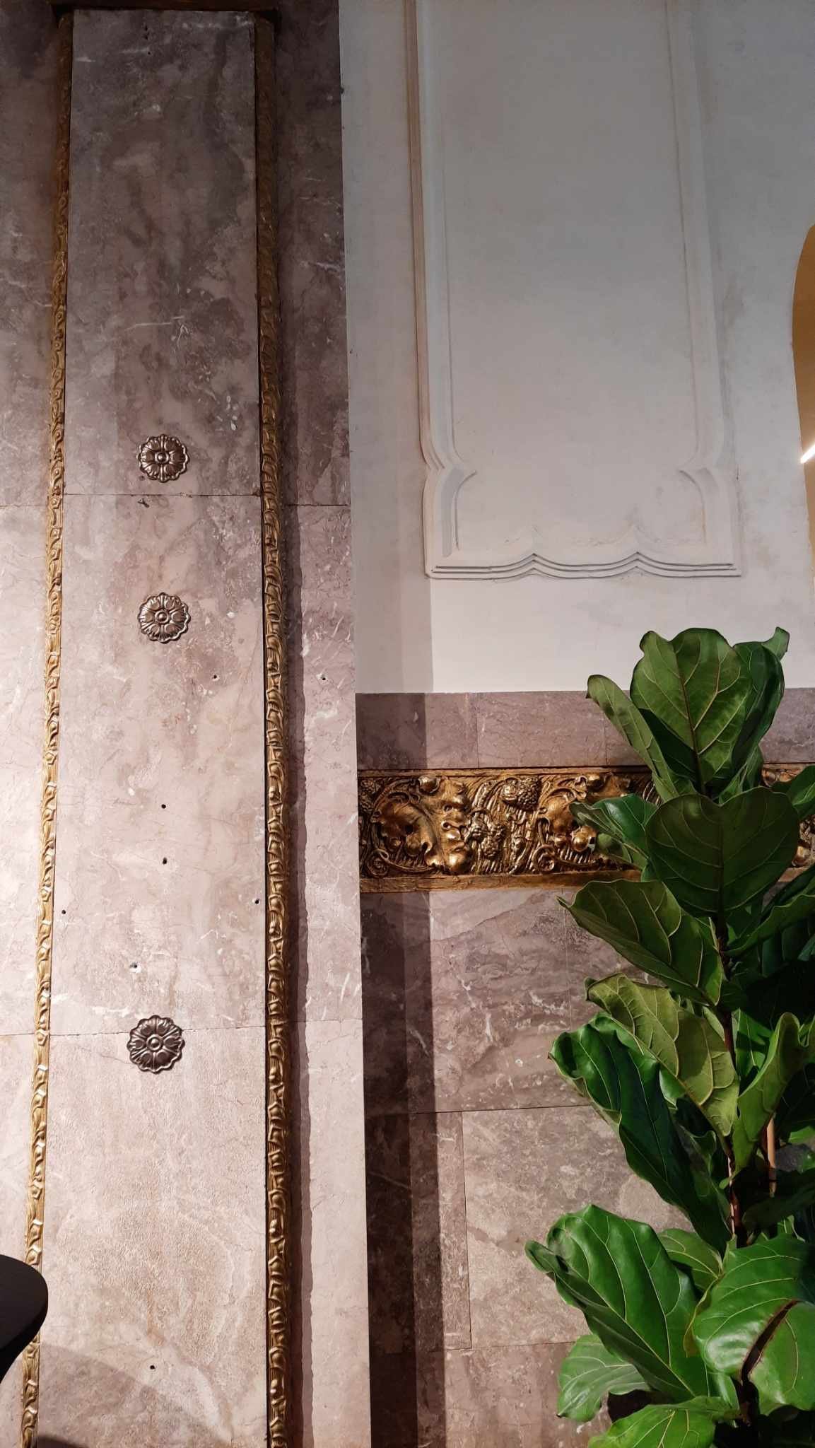 Оздоби стін колишнього ресторану (фото ZAXID.NET)