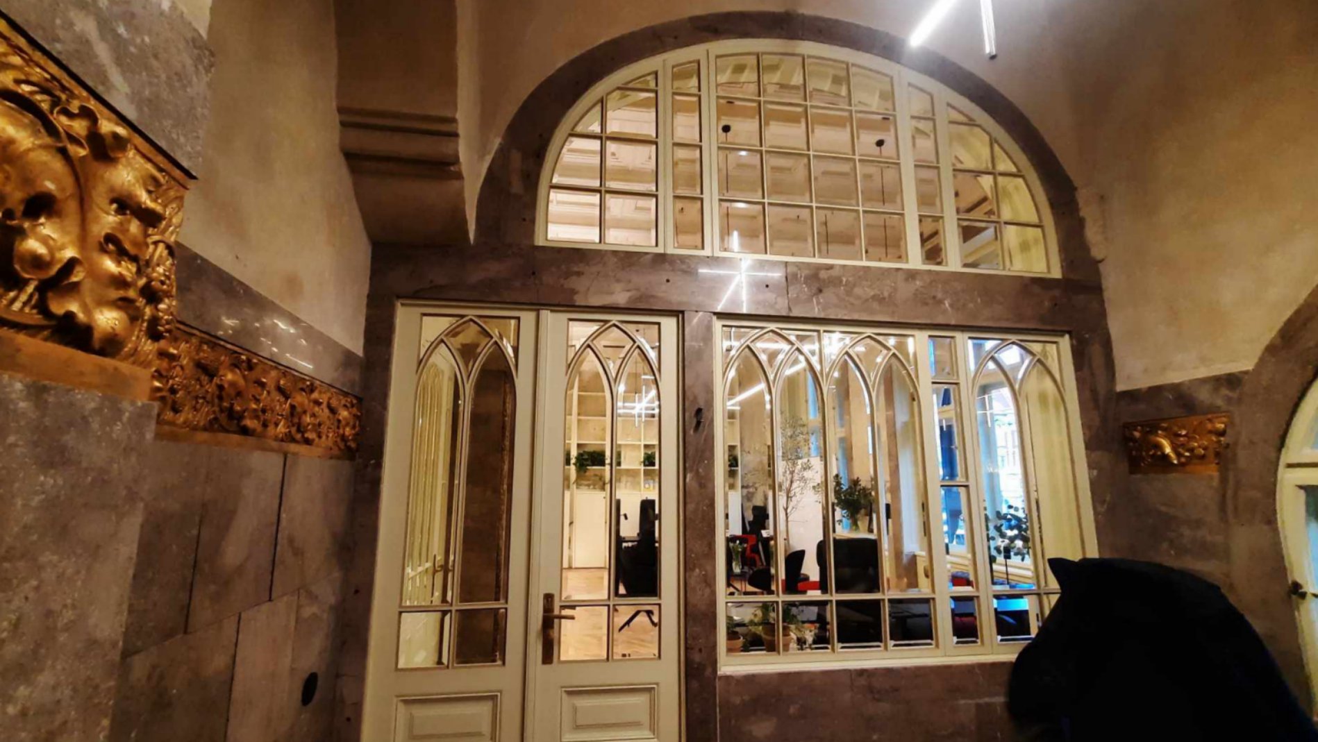 Неоготичні двері з оригінальним фацетованим склом (фото ZAXID.NET)