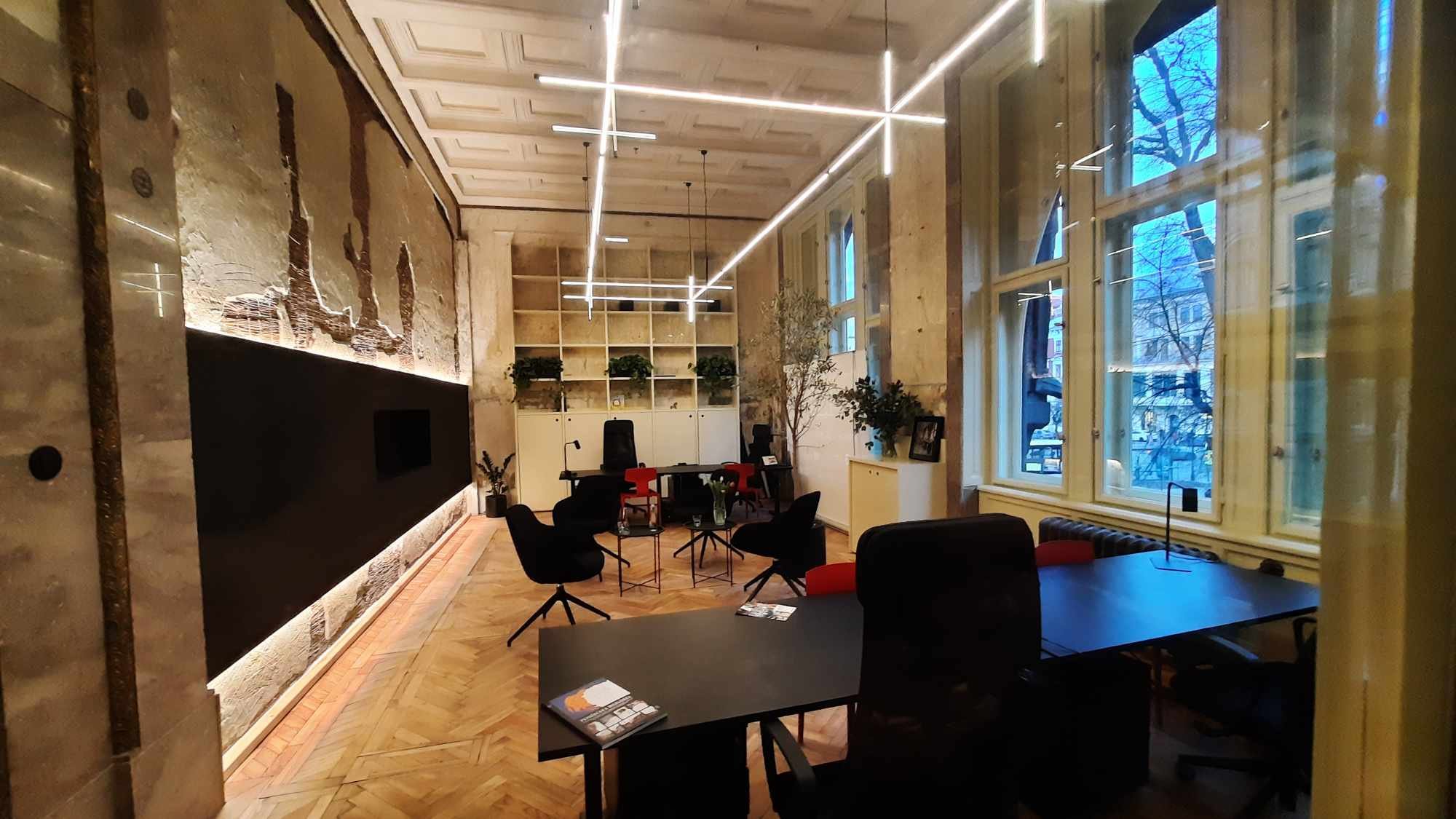 Відновлений офіс, ліворуч на стіні – сторічна очеретяна звукоізоляція (фото ZAXID.NET)