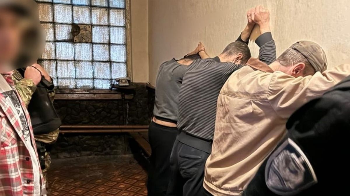 На Прикарпатті викрили злочинну групу, яка передавала наркотики у виправну колонію